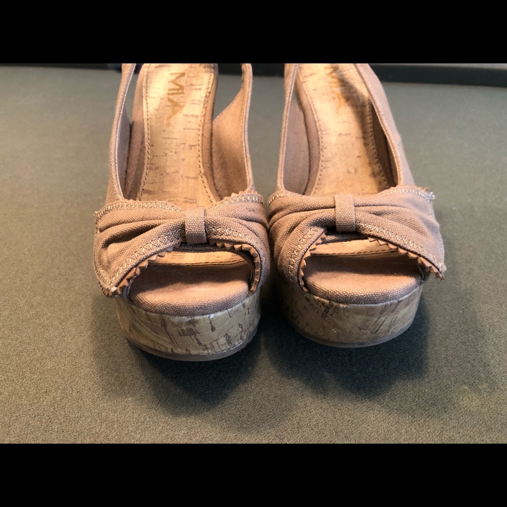 Wedges with bow